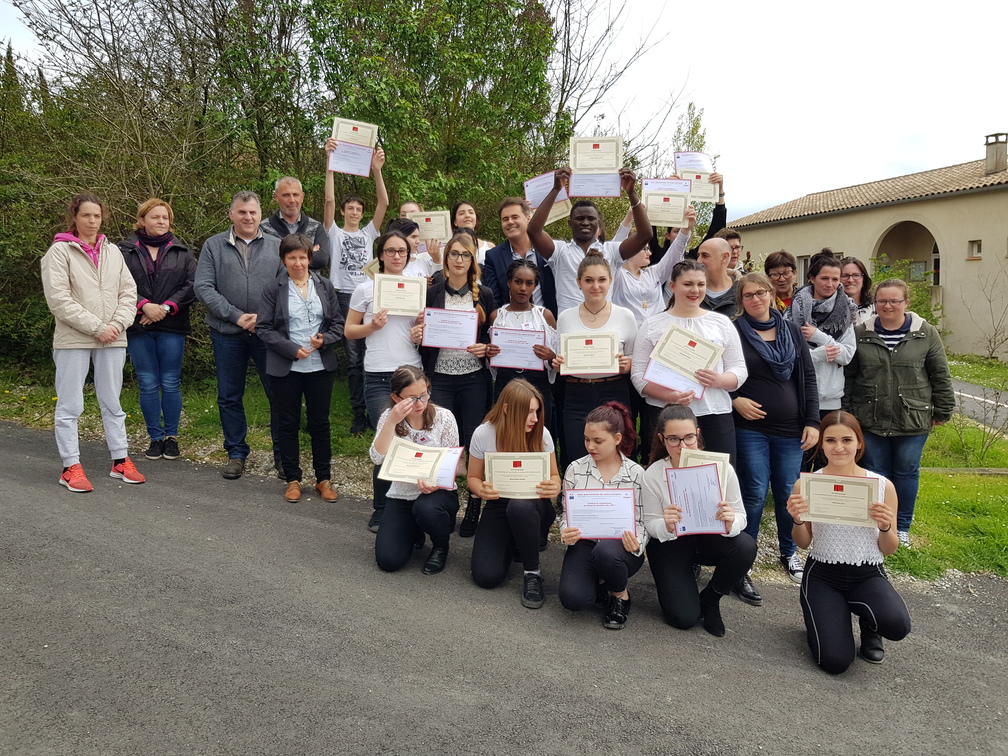 Les élèves fiers de leurs certificats et leurs accompagnateurs