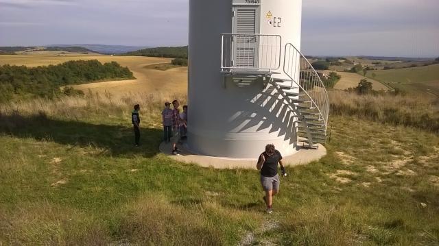 Au pied d'une éolienne